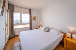2 bedrooms, iron/ironing board, free WiFi, bed sheets - Patricia: apartment with sea views (L'Escala)