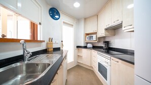 Coffee/tea maker, fridge, microwave, oven - Patricia: apartment with sea views (L'Escala)