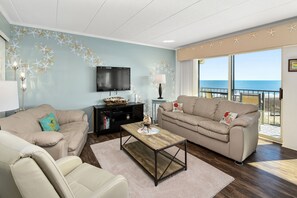 Smart TV, books - Oceanfront, completely renovated, great view, steps from the beach, and a pool! (Ocean City)
