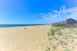 På stranden og solsenger