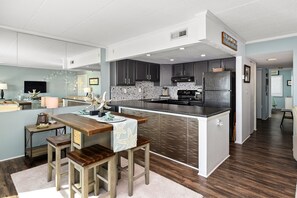 Kjøleskap, mikrobølgeovn, ovn og kokeplater