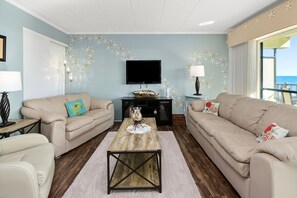 Smart TV, books - Oceanfront, completely renovated, great view, steps from the beach, and a pool! (Ocean City)