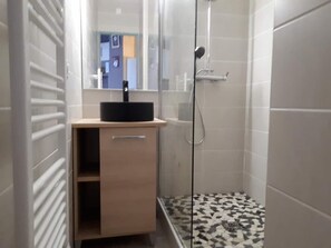 Een haardroger, handdoeken, toiletpapier