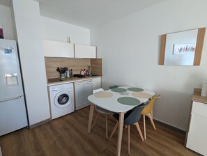 Dining - Air-conditioned T3 with pool and sea view (Sète)