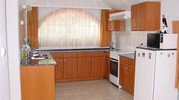 Kühlschrank, Mikrowelle, Wasserkocher mit Kaffee-/Teezubehör, Toaster