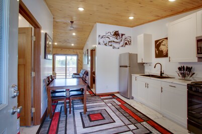 Private Hot Tub, King Size Bed Crystal Mountain 17 miles, Traverse City Sleeps 4
