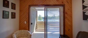 Private Hot Tub, King Size Bed Crystal Mountain 17 miles, Traverse City Sleeps 4