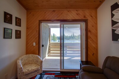 Private Hot Tub, King Size Bed Crystal Mountain 17 miles, Traverse City Sleeps 4