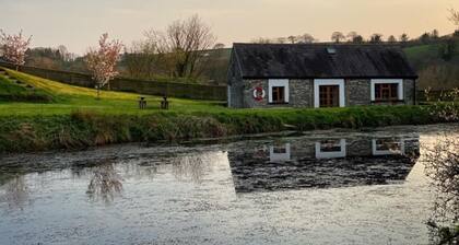 Stone Cottage Retreat with Pool & Lakeside