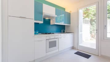 Frigorifero, forno, piano cottura, bollitore elettrico