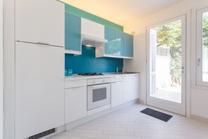 Fridge, oven, stovetop, electric kettle