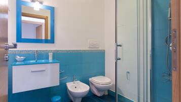 Dusche, Bidet, Handtücher