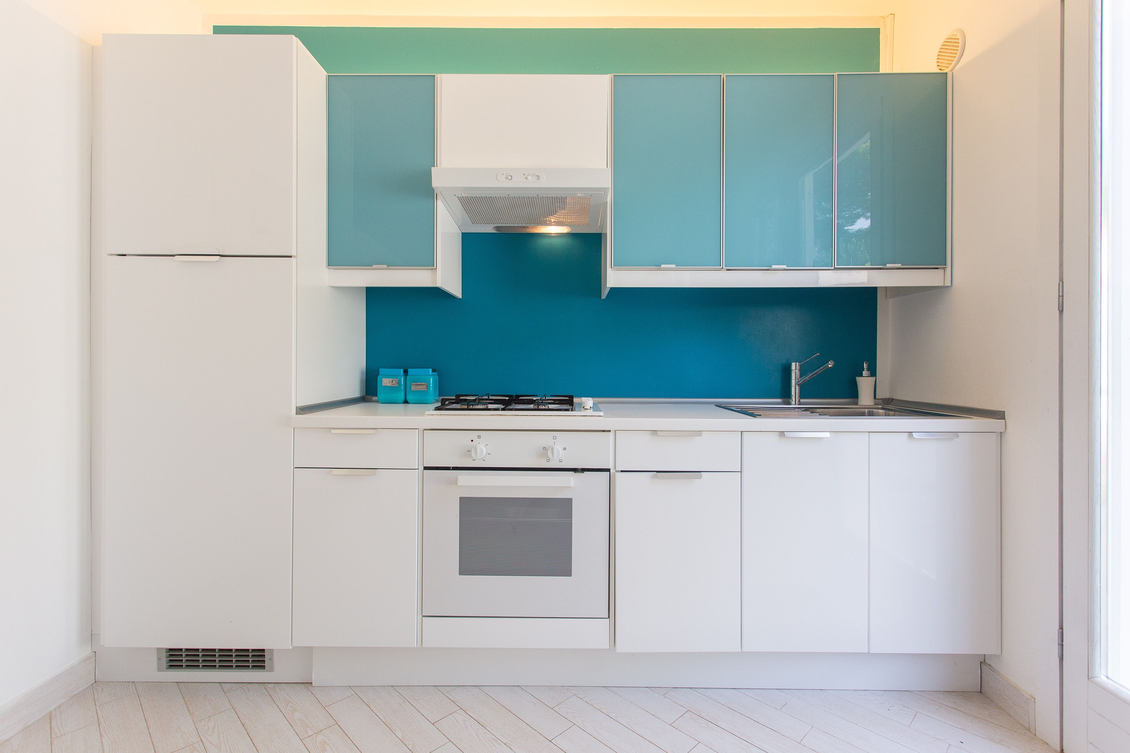 Fridge, oven, stovetop, electric kettle