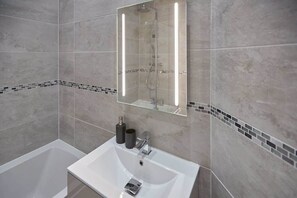 Baignoire, sèche-cheveux, serviettes fournies, savon