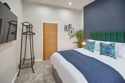 Host & Stay | Green View