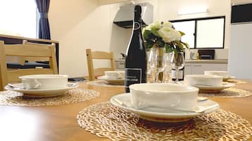 Basic House, Non Smoking | In-room dining