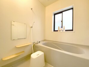 Basic House, Non Smoking | Bilik Mandi | Tab mandi dan pancuran berasingan, selipar 