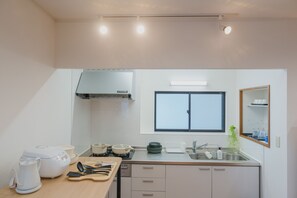 3 bedrooms, desk, free WiFi, bed sheets - White Space (Kakegawa)