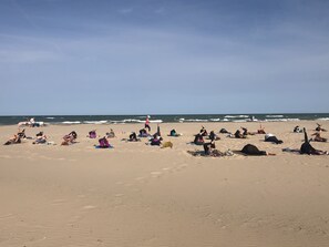 Beach nearby, sun-loungers, beach towels