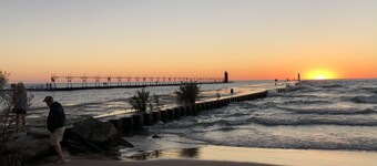 South Haven - No Stairs - Condo with Pool - 2 minute Walk to Beach!