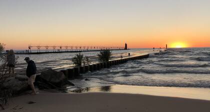 South Haven - No Stairs - Condo with Pool - 2 minute Walk to Beach!