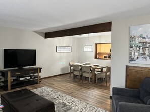 Smart TV, fireplace, DVD player, books - Pointe Royale 3BR Walk-In Condo Indoor and Outdoor Pools Great for Families (Branson)