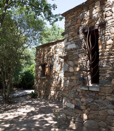U Filanciu stone house in the heart of the Patrimonio vineyards