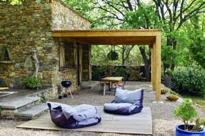Outdoor dining - U Filanciu stone house in the heart of the Patrimonio vineyards (Patrimonio)