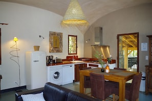 Fridge, oven, stovetop, dishwasher