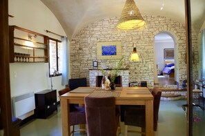 Dining - U Filanciu stone house in the heart of the Patrimonio vineyards (Patrimonio)