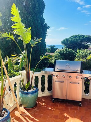 Property grounds - 300 m from the Beach Beautiful, French Villa with heated Pool and Sea View (Sainte-Maxime)