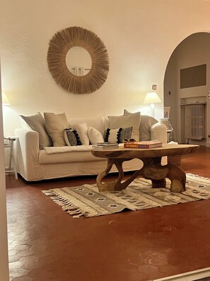 TV, peis, stereoanlegg og kontorer