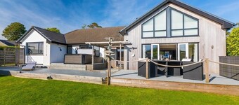 Modern & Cosy Home with Hot-Tub, 5min drive to Beach, ideal for large families.