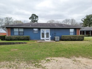 Exterior - Charming 2 Bedroom Duplex Cottage with All Amenities (Idabel)