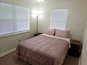 2 bedrooms, iron/ironing board, free WiFi, bed sheets - Charming 2 Bedroom Duplex Cottage with All Amenities (Idabel)