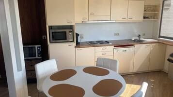 KylskÄp, mikrovÄgsugn, spishÀll och diskmaskin