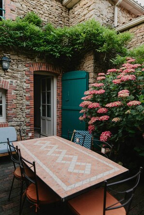 Outdoor dining - Cosy cocoon - A charming nature oasis close to Puy du Fou (Bazoges-en-Pareds)