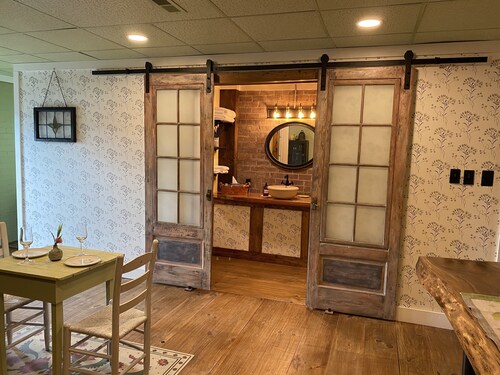 Downtown studio apartment walking distance to restaurants and shops