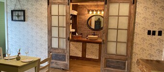 Downtown studio apartment walking distance to restaurants and shops