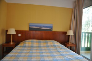 1 habitación y tabla de planchar con plancha 