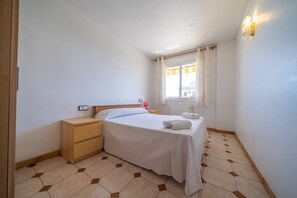 2 slaapkamers, een strijkplank/strijkijzer, gratis wifi, beddengoed