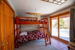 2 Schlafzimmer, Reisekinderbett, WLAN, Bettwäsche