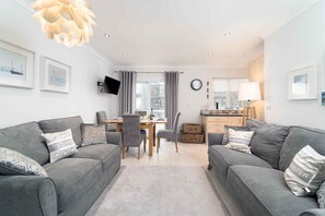 TV - Sea Shells – Sleeps Four – Balcony – Parking – Dog Friendly (St Ives)