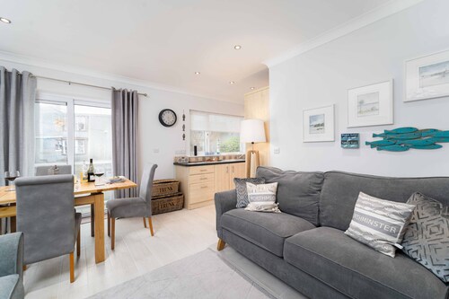 Sea Shells – Sleeps Four – Balcony – Parking – Dog Friendly