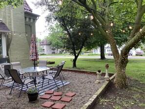 Outdoor dining - Historical School House with Lake James chain access (Angola)