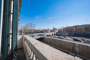 Deluxe Room, Balcony | Balcony