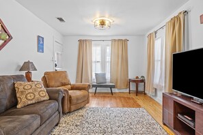 Smart TV - Walking Distance to Downtown - 2 Bedroom - 2 Bath - WIFI - Full Kitchen (Fredericksburg)