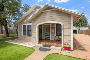 Exterior - ( Newley Remodeled)!! Walking distance to Main!! (Fredericksburg)