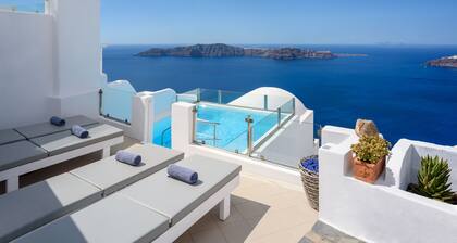 The Exclusive Hotel Experience, in Imerovigli