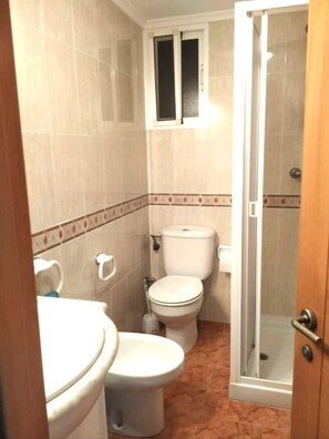 Douche, bidet, serviettes fournies, savon